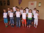 Soutěžící pózují s diplomy